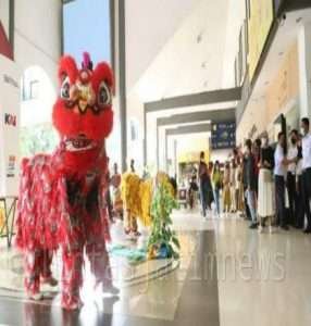 Sambut Imlek, Penumpang di Stasiun  Gubeng Disapa oleh Tarian Barongsai
