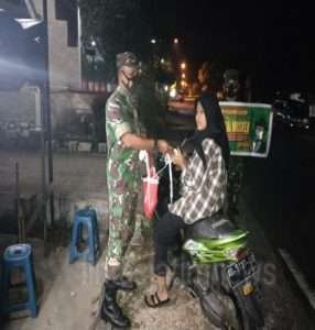 Pandemi Belum Berakhir, Koramil 04/Nguntoronadi Terus Berikan Himbauan Penerapan Protkes