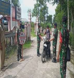 Waspadai Varian Baru Covid-19 Babinsa Andong Bagikan Masker Gratis