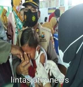 Dipangku dan Tos! Trauma Healing Vaksinasi dari Polisi ke Siswa SD di Bondowoso