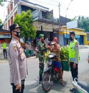 Cegat Pengendara Bermotor, Anggota TNI-Polri Manyaran Berikan Edukasi Protkes Dan Bagikan Masker
