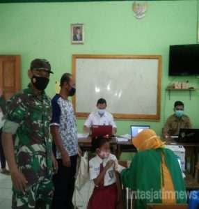 Babinsa Talesan Dampingi Tim Vaksinator Berikan Vaksin Kepada Murid SD