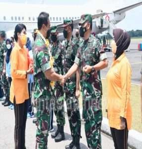 Danrem 081/DSJ Sambut Kunker Panglima TNI dan Ketua Umum Dharma Pertiwi di Lanud Iswahjudi
