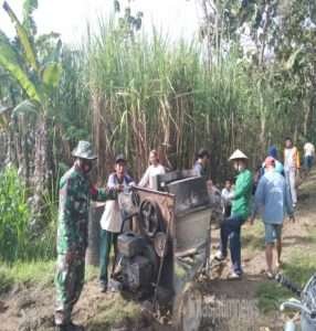 Babinsa Denayar bantu pengecoran rabat beton