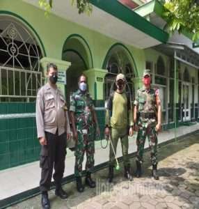 Perangi Covid-19,Serka Giminanto Laksanakan Penyemprotan Disinvektan di Wilayah