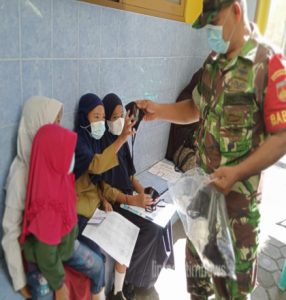 Sertu Tukidi Pantau Pelaksanaan PTM Dan Bagikan Masker di SD Muhammadiyah Carangan