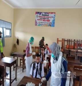 Antisipasi Penyebaran Covid-19 Disekolah, Babinsa Dan Babinkamtibmas Dampingi Nakes Gelar Tes Swab