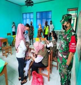 Semangat Babinsa Dan Babinkamtibmas Saat Dampingi Anak-Anak Terima Vaksin