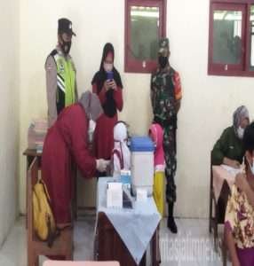 Berikan Semangat, Babinsa Dan Bhabinkamtibmas Dampingi Anak-Anak Terima Vaksin