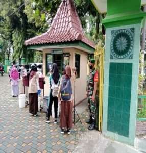 Kopda Mulyono Cek Prokes pelaksanaan PTM Di SMAN 7 Surakarta