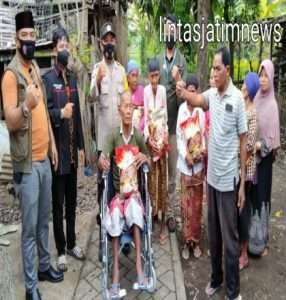 Bhabinkamtibmas Polres Situbondo dan Persatuan Advokat Indonesia Pasuruan Wujudkan Mimpi Kakek Parto Miliki Kursi Roda