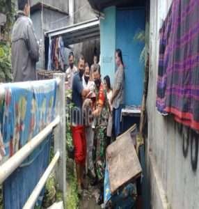 Cepat Tanggap, Babinsa Kepatihan Wetan Bantu Evakuasi Warganya