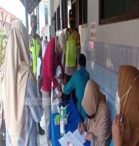 Pak Babinsa Dan Bhabinkamtibmas Jatisrono Kompak Dampingi Anak-Anak Saat Terima Vaksin