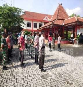 Alhamdulillah !! Satgas Penanganan Covid-19 Kecamatan Purwantoro Sidak Ke Pasar, 25 Pedagang Dan Pengunjung Diambil Tes Swab Acak Dengan Hasil Negatif