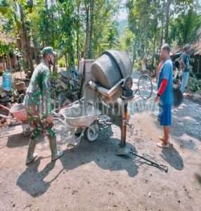 Bantu Ringankan Pekerjaan Warga, Danramil 10/Wurtyantoro Pimpin Langsung Karya Bakti Pembuatan Rabat Jalan