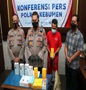 Maling 18 Unit Handphone Ditangkap Polres Kebumen, Tersangka Masuk Rumah dengan Mendobrak Pintu