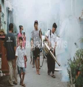 Antisipasi DBD,Warga Bulak Banteng Wetan Adakan Penyemprotan Fogging
