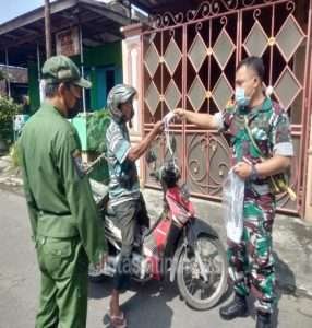 Yakinkan Warga Taat Prokes, Serma Puri Harjianto Berikan Edukasi Kepada Warga Dan Bagikan Masker