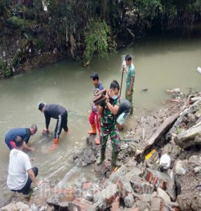 Sigap..!! Babinsa Kelurahan Pajang Bersama Masyarakat Laksanakan Kerja Bhakti di Area Tanah Longsor