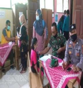 Sinergitas Anggota Koramil Dan Polsek Dampingi Vaksinasi Siswa Sekolah Dasar