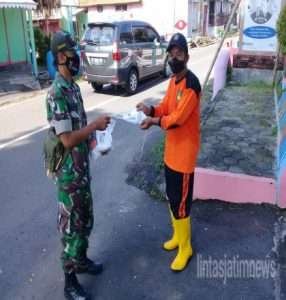 Dalam rangka PPKM , Babinsa Keprabon Gencar Beri Himbauan Prokes Dan Bagikan Masker Gratis