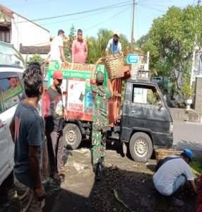 Kompak..!! Babinsa Bersama Bhabinkamtibmas Mangkubumen Bersinergi Bersihkan Lingkungan