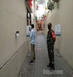 Babinsa Jayengan Sambangi Ibadah Minggu Pagi Untuk Cek Prokes