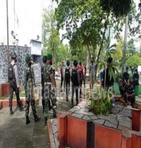 Petugas Gabungan Sisir Alun-Alun Lamongan Pendisiplinan Prokes