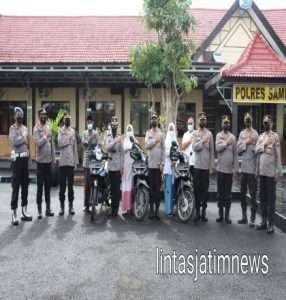 AKBP Arman S.IK, M.Si Serahkan 3 Sepeda Motor Pemenang Undian Doorprize Vaksinasi Serentak di Polres Sampang