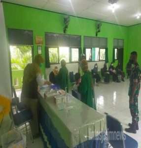 Antisipasi Penyebaran Covid-19, Babinsa Dan Bhabinkamtibmas Dampingi Tes Swab Di Sekolah