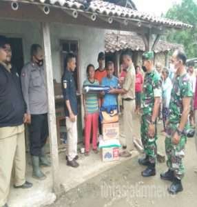 Longsor Timpa Rumah Warga, Forkopincam Kismantoro Lakukan Karya Bakti Dan Berikan Bantuan Sembako