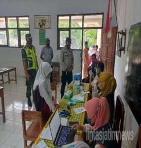 Babinsa Koramil 0806/10 Pule Dampingi Giat Vaksinasi Pelajar SDN Pakel