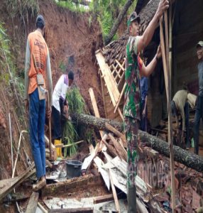 Dapur Dan Kamar Mandi Jebol, Babinsa Bersama Warga Bersihkan Material Longsor