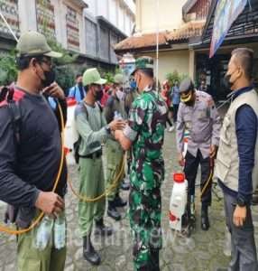 Muspika Kecamatan Serengan Bersinergi Dalam Kegiatan Penyemprotan Disinfektan