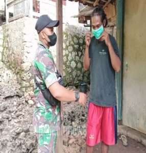 Komsos Serta Bagi Masker, Ini Pesan Babinsa Koramil 0801/12 Pringkuku Kepada Warga