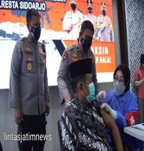 Wakapolda Jatim Tinjau Vaksinasi Lansia di Polresta Sidoarjo
