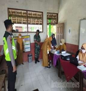 Danramil 24/Puhpelem Pantau Langsung Kegiatan Percepatan Vaksinasi