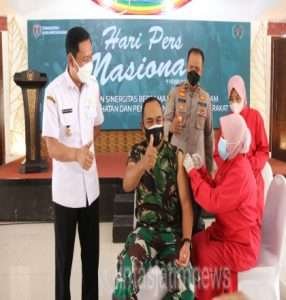 Dandim Ngawi Ikuti Vaksin Boster di Hari Pers Nasional Ke 75 Bersama Forkopimda