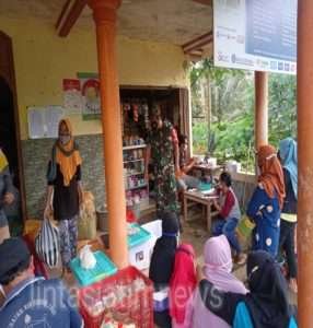 Babinsa Koramil Tipe B 0806/09 Tugu Dampingi Penyaluran BPNT Bagi Warga Kurang Mampu