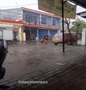 Puncak Intensitas Hujan menguyur Surabaya tidak meyurutkan semangat anak anak untuk bermain
