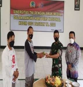 Hari Pers Nasional, Kodim 0801 Pacitan Gelar Potong Tumpeng Bersama Awak Media