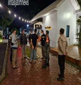 Pamor Keris Polsek Kedungwaru Bubarkan Pertunjukan Live Musik di Warung Kebunsari