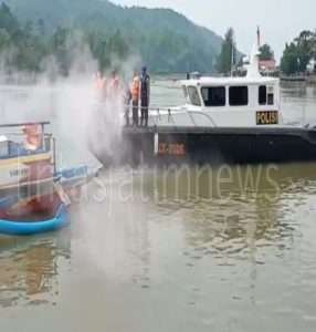 Rawan Kebakaran, Sat Polairud Latihan Padamkan Kebakaran di Kapal