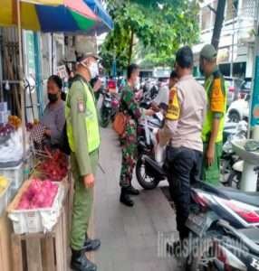 Tanpa Lelah, Babinsa Kepatihan Wetan Gencar Bagikan Masker Gratis di Wilayah