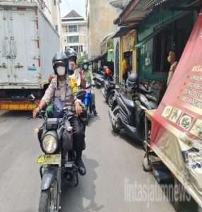 Kendarai Motor, Babinsa Bersama Bhabinkamtibmas Berikan Himbauan Prokes Kepada Warga