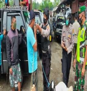 Tim Pamor Keris Bagikan Masker Gratis di Pasar Hewan Trenggalek