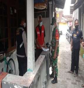 Serma Rudi Bersama Bhabinkamtibmas Dampingi Tim Puskesmas Laksanakan Tracking