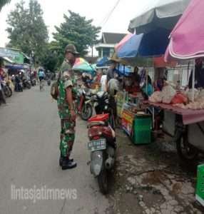 Himbauan Prokes Terus Digencarkan Babinsa Kelurahan Mojosongo Bersama Security Pasar