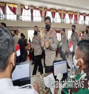Dongkrak Persentase Vaksinasi, Kapolda Jatim Bersama Forkopimda Mojokerto Cek Vaksinasi Massal Serentak