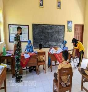 Kopda Aan Kurniawan Dampingi Nakes Lakukan Vaksinasi Dosis II di SDN Ngepeh